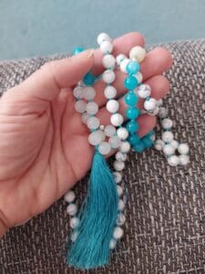 Nyugalom Mala meditációs imamalom, kék és fehér gyöngyökből, kézzel készített, nyugtató hatású éksze.