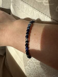 Kék tibeti energia karkötő, kézzel készített, jóga és meditáció támogatására.