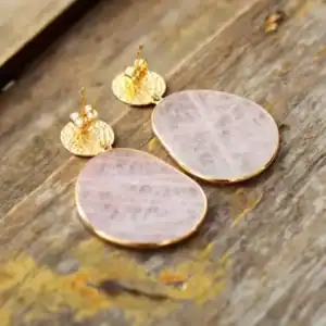 Arany fülbevalók és rózsaszín márvány medálok kézzel készítve, elegáns és egyedi design.